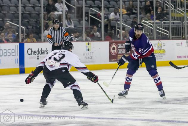 Evansville Thunderbolts forward Aaron Huffnagle (right)