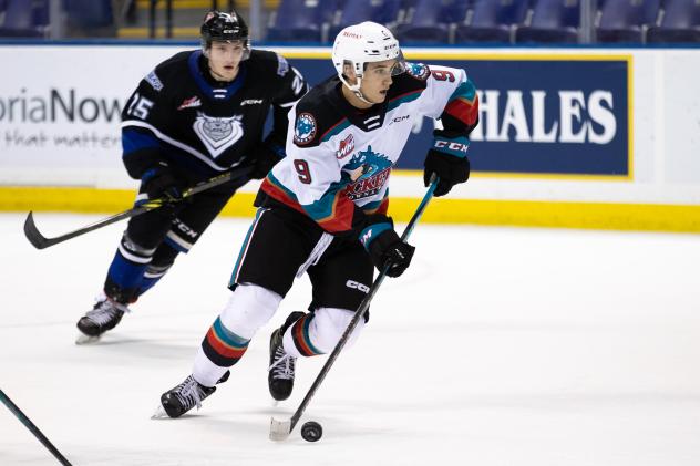 Kelowna Rockets' Marcus Pacheco and Victoria Royals' Reggie Newman on the ice